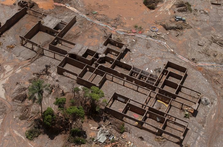 © Reuters. Destroços de uma escola no distrito de Bento Rodrigues após rompimento de barragem de rejeitos da Samarco, em Mariana