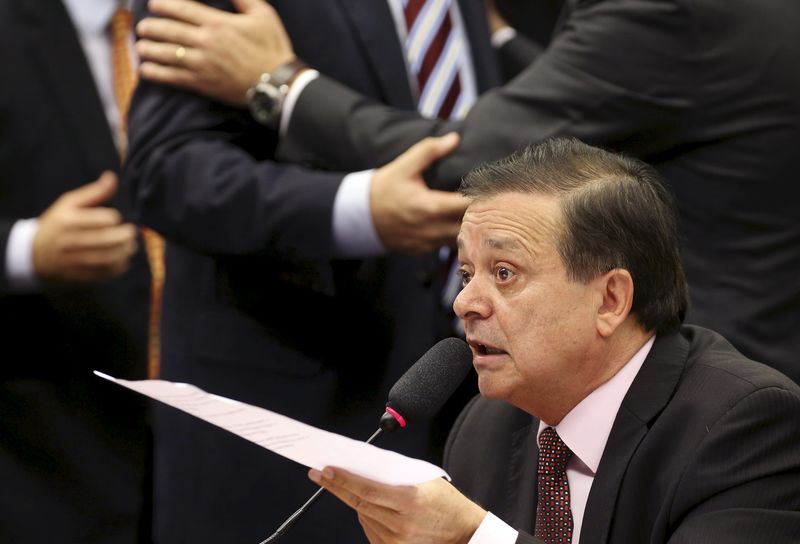 © Reuters. Congressman Arantes, rapporteur of the special committee of the House that analyzes the impeachment of Brazil's President Dilma Rousseff, reacts during the session of the impeachment committee in Brasilia