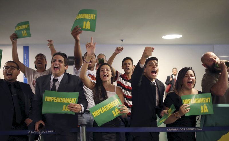 © Reuters. Anti-government demonstrators protest in front of the session of the impeachment committee against Brazil's President Dilma Rousseff in Brasilia