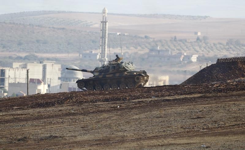 © Reuters. الجيش التركي يقصف مواقع للدولة الإسلامية بسوريا ردا على هجوم مدفعي