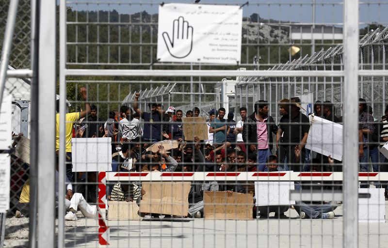 © Reuters. Migrants who will be returned to Turkey demonstrate inside the Moria registration centre on the Greek island of Lesbos