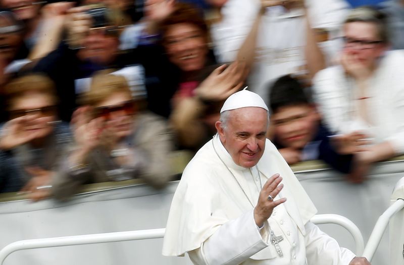 © Reuters. Pope Francis waves as he leaves at the end of a Jubilee mass in Saint Peter's Square at the Vatican