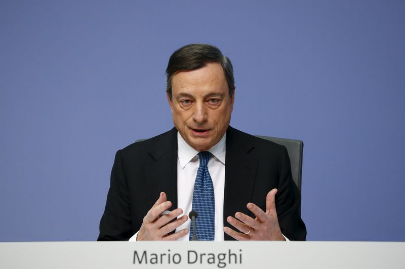 © Reuters. El BCE, listo para actuar mientras Draghi advierte sobre incertidumbre