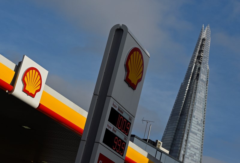 © Reuters. The UK £ sterling price per litre of different blends of refined petrol (US $ 1.43 per litre unleaded) is seen at a Shell fuel station, with the Shard skyscraper seen behind, in central London, Britain 