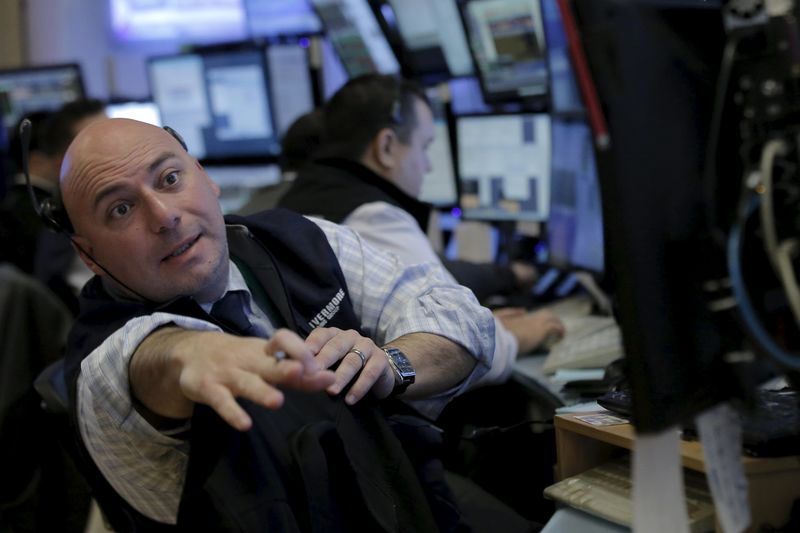 © Reuters. Traders work on the floor of the NYSE 