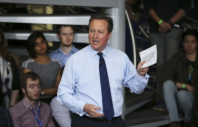 © Reuters. Britain's Prime Minister David Cameron addresses students at Exeter University in Exeter