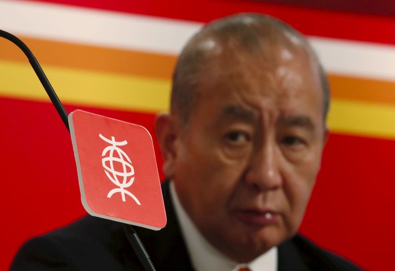 © Reuters. File photo of Bank of East Asia Chairman and Chief Executive David Li looking on behind a logo of the bank during a news conference in Hong Kong