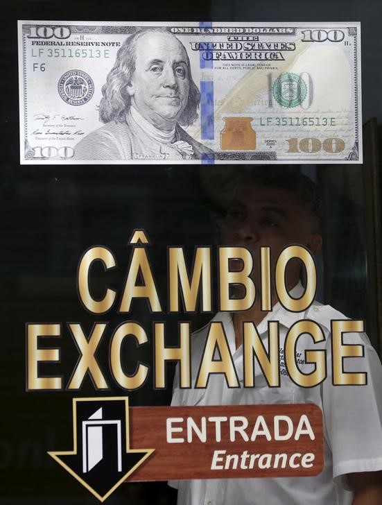 © Reuters. Entrada de casa de câmbio no Rio de Janeiro