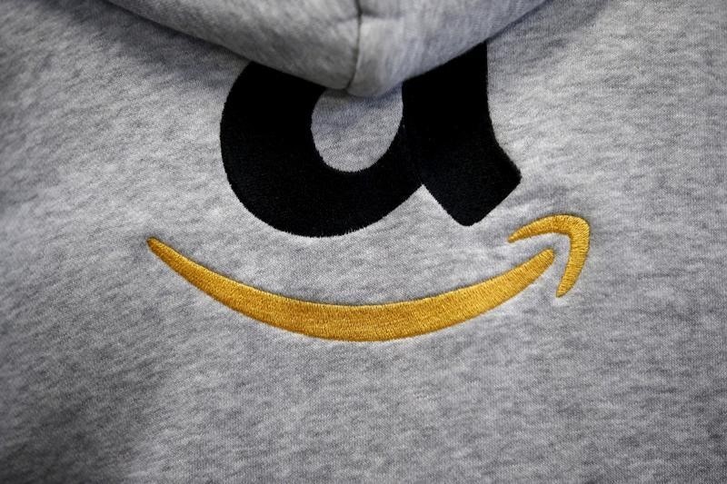 © Reuters. Il logo di Amazon sulla felpa di un dipendente a Wroclow, in Polonia