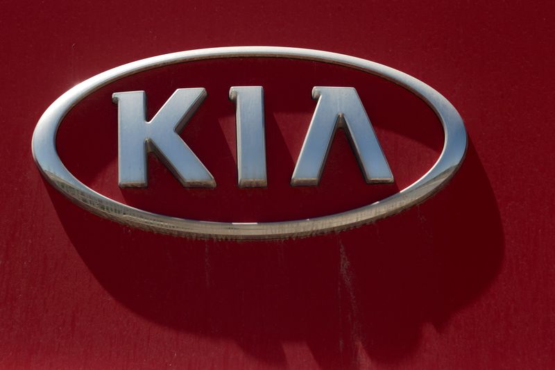 © Reuters. Логотип Kia Motors на здании завода в Мексике 