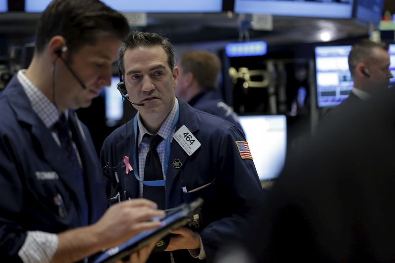 © Reuters. Traders work on the floor of the NYSE