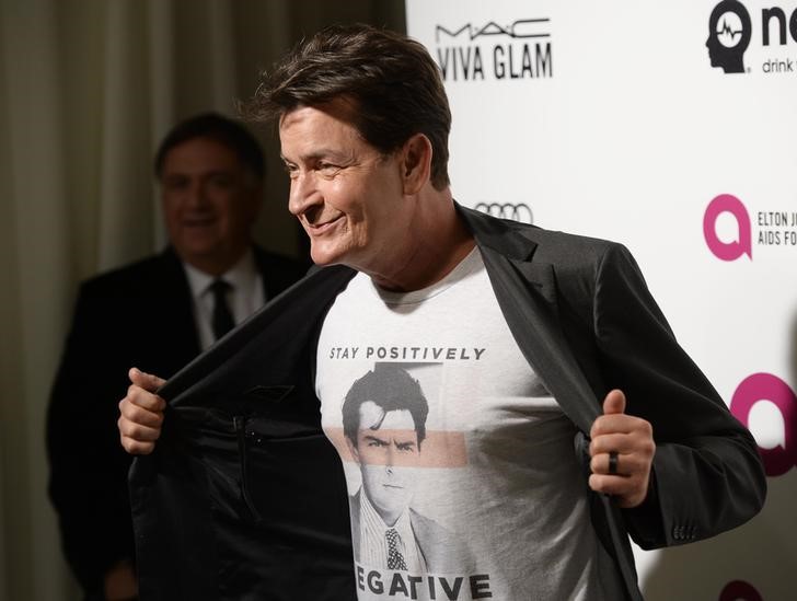 © Reuters. Ator Charlie Sheen em evento da fundação de Elton John para Aids em Hollywood