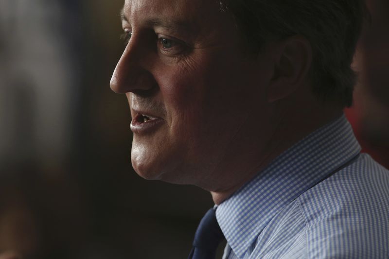 © Reuters. Britain's Prime Minister David Cameron addresses students at Exeter University in Exeter, Britain