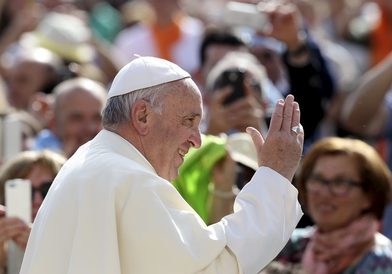 © Reuters. Pope Francis arrives to lead the weekly audience in Saint Peter's Square at the Vatican