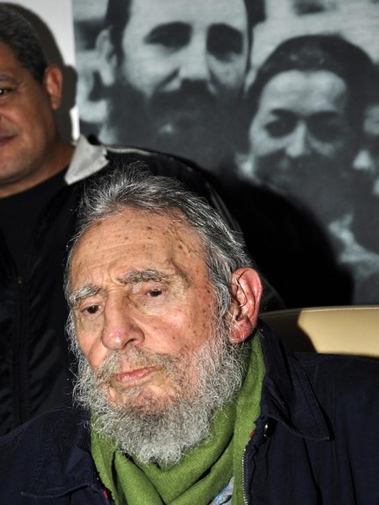 © Reuters. ظهور علني نادر لزعيم كوبا السابق فيدل كاسترو