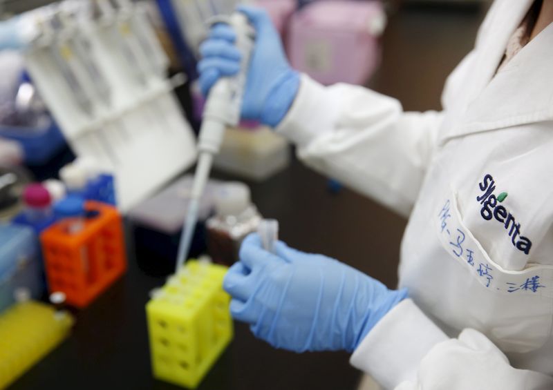 © Reuters. File photo of a researcher using a pipette to develop assay to detect specific gene of corn at a lab in Syngenta Biotech Center in Beijing