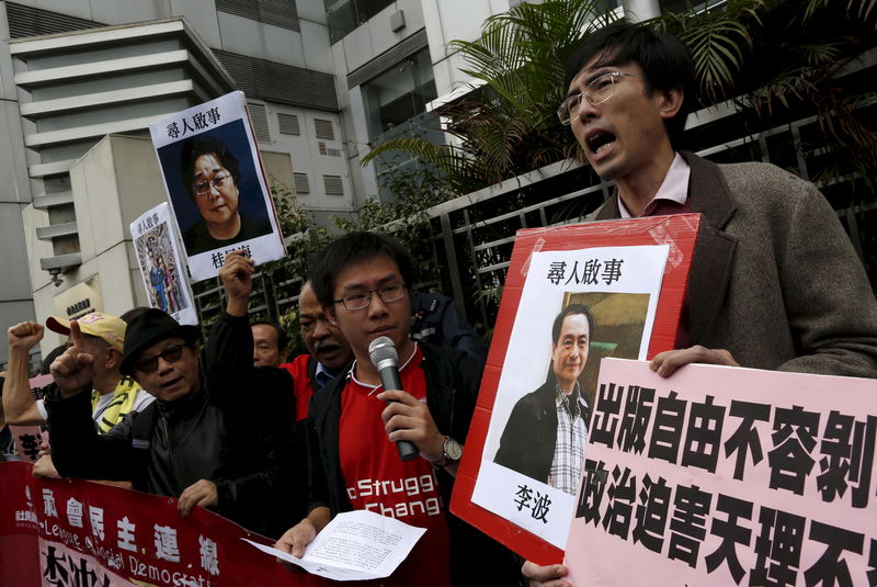 © Reuters. File phto of pro-democracy demonstrators protest to call for an investigation behind the disappearance of five staff members of a Hong Kong publishing house and bookstore, outside the Chinese liaison office in Hong Kong