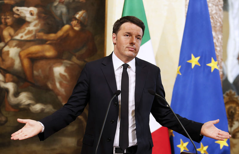 © Reuters. Italy's Prime Minister Matteo Renzi gestures during a news conference about ultrafast internet at the heart of his reformist agenda in Rome