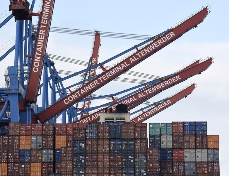 © Reuters. Containers are pictured at the loading terminal Altenwerder in the harbour of Hamburg, Germany