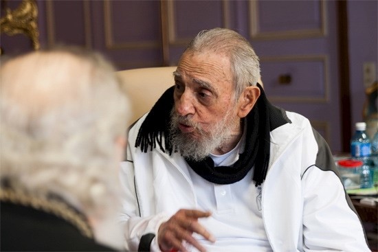 © Reuters. Fidel Castro durante visita a escola em Cuba 