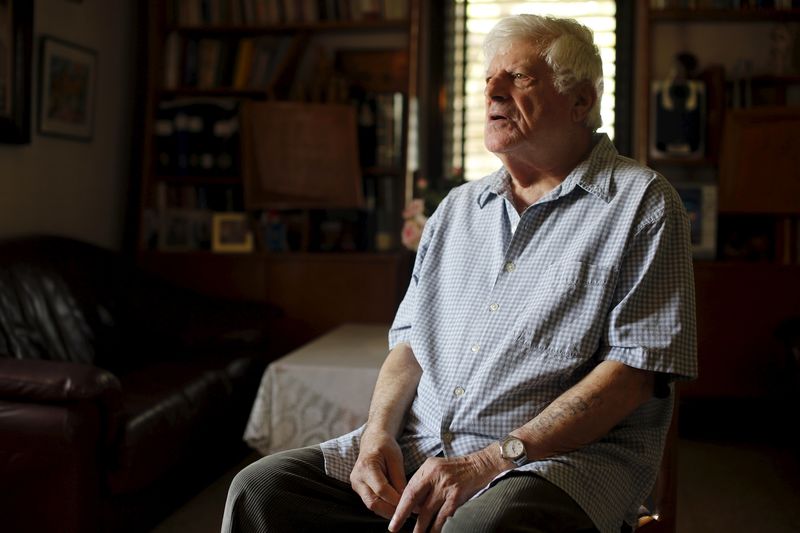 © Reuters. Israel Loewenstein, sobrevivente do Holocausto, em sua casa em Yad Hana, Israel