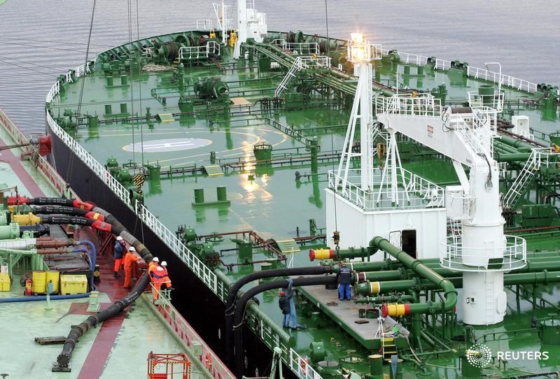 © Reuters. Рабочие готовят танкер к заправке у плавучего нефтяного терминала Белокаменка у Мурманска