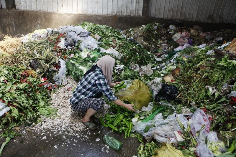 © Reuters. Para ayudar a frenar el cambio climático se debe dejar de desperdiciar comida