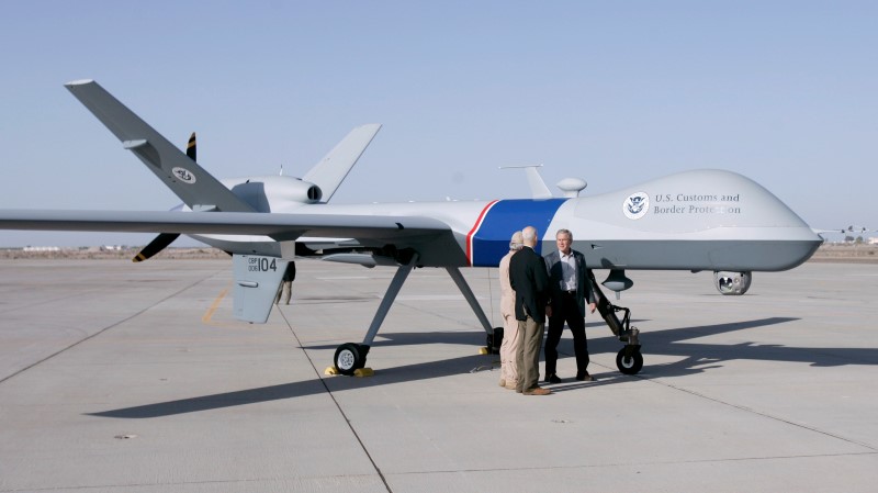 © Reuters. U.S. President Bush and Chertoff view a Predator Drone in Yuma, Arizona