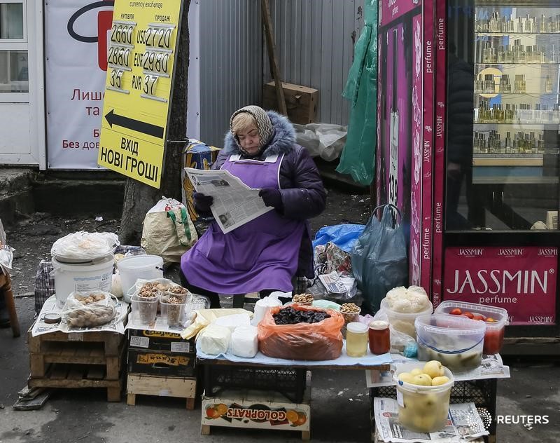 © Reuters. Женщина продает продукты в Киеве