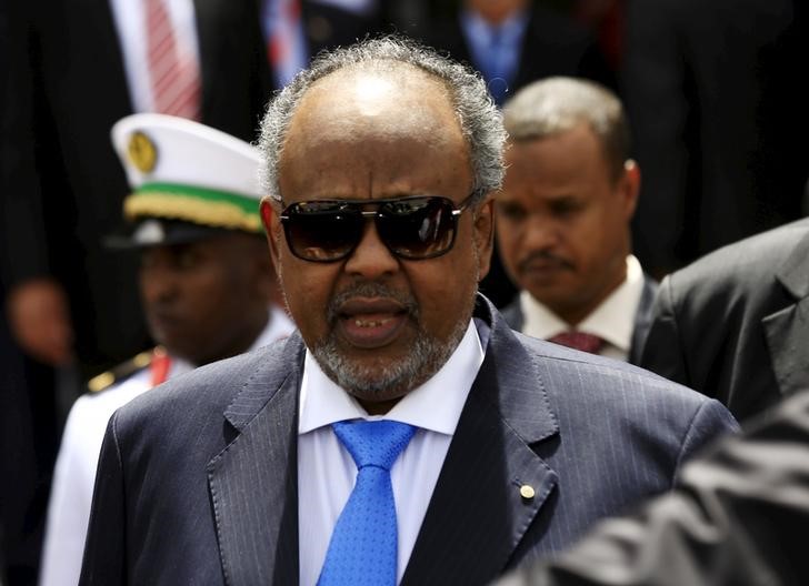 © Reuters. Djibouti's President Omar Guelleh walks out after attending Sudan's President  al-Bashir inauguration ceremony at National Assembly in Omdurman