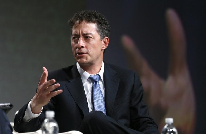© Reuters. Jeff Smith, CEO of Starboard Value, L.P., speaks at a panel discussion at the SALT conference in Las Vegas