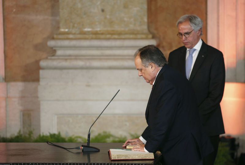 © Reuters. Ministro da Cultura de Portugal, João Soares (esquerda), durante cerimônia em Lisboa