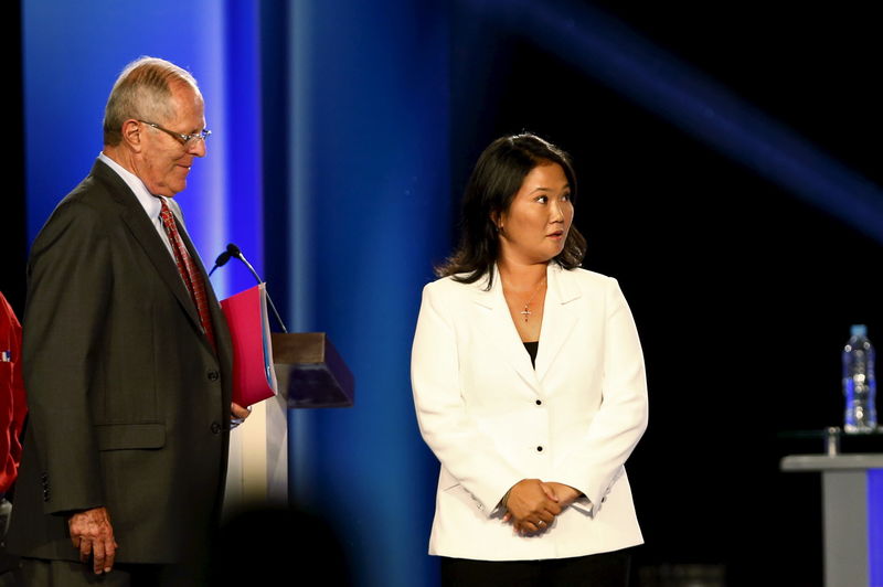 © Reuters. Peru's presidential candidates Pedro Pablo Kuczynski and Keiko Fujimori (R) attend a presidential debate in Lima