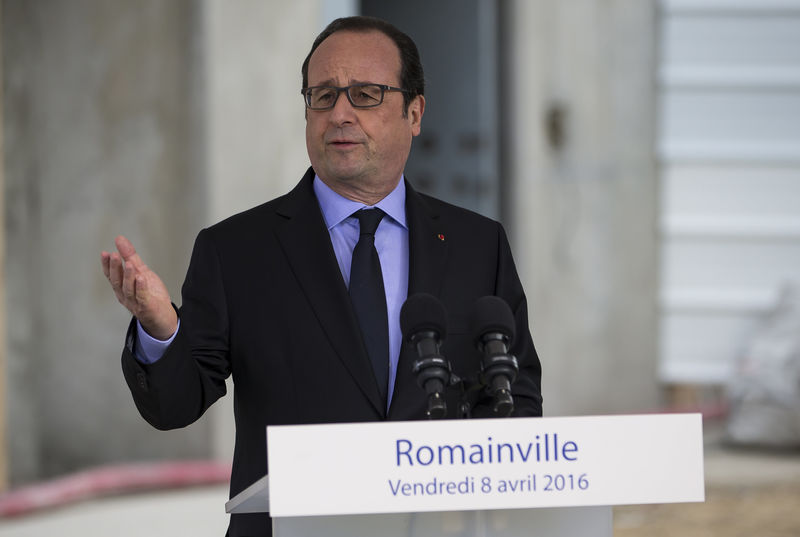 © Reuters. French President Francois Hollande delivers a speech after a visit at the construction site of a new housing development in Romainville,