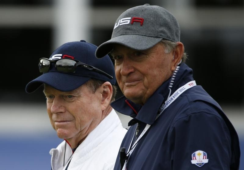 © Reuters. U.S. Ryder Cup captain Tom Watson and vice-captain Raymond Floyd watch play during practice ahead of the 2014 Ryder Cup at Gleneagles 