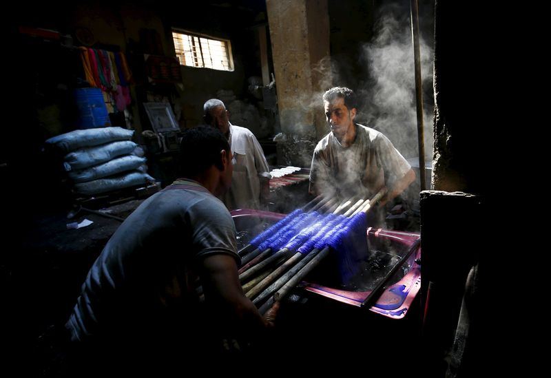 © Reuters. تحقيق-مصبغة يدوية في مصر تكافح للبقاء في ظل منافسة المصانع الحديثة