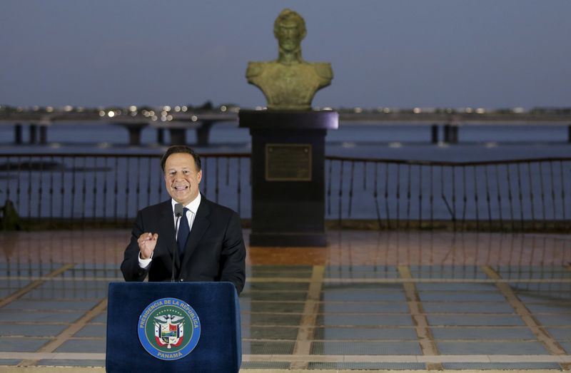 © Reuters. Panama president Juan Carlos Varela delivers a speech to the nation after a meeting with various ambassadors to Panama at the Foreign Affairs building in Panama City