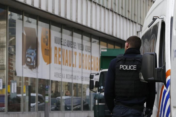 © Reuters. Policial durante operação após prisão de Mohamed Abrini em Anderlecht