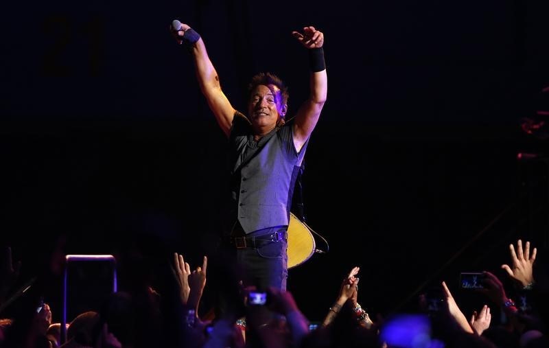 © Reuters. المغني بروس سبرينجستين يلغي حفلا في نورث كارولاينا بسبب قانون للمراحيض