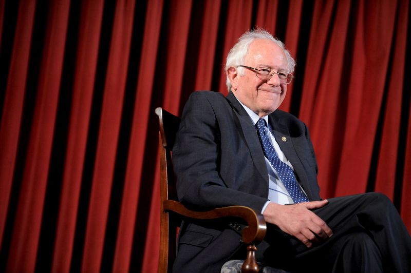 © Reuters. Pré-candidato à presidência dos EUA pelo partido Democrata, Bernie Sanders, sorri em evento na Filadélfia