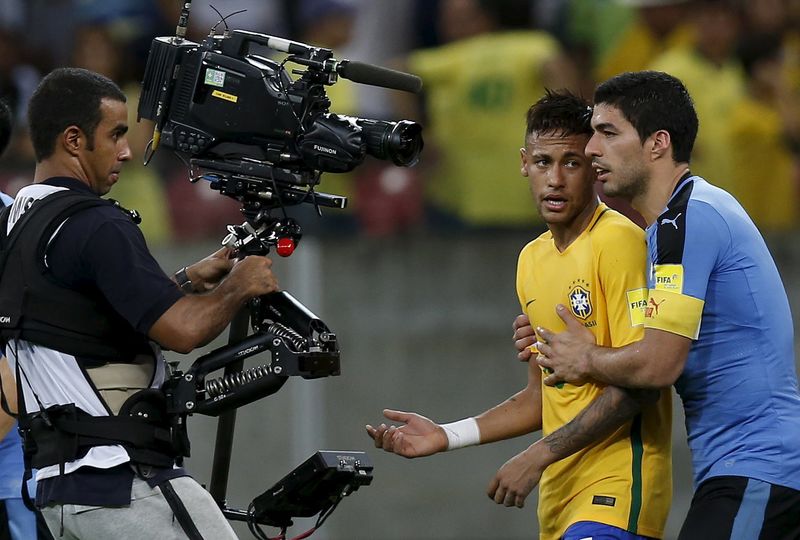 © Reuters. Barcelona dice dejará a Neymar jugar Copa América o Juegos de Río, pero no ambos