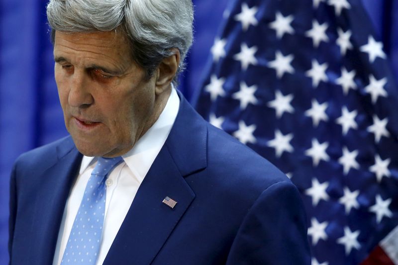 © Reuters. Kerry realiza visita sorpresa a Afganistán para apoyar un gobierno de unidad 