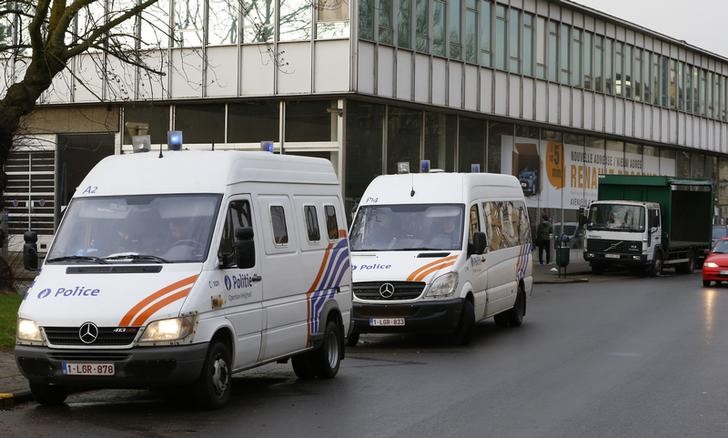 © Reuters. Policía belga lanza nueva redada, evacúa edificio de apartamentos en Bruselas 