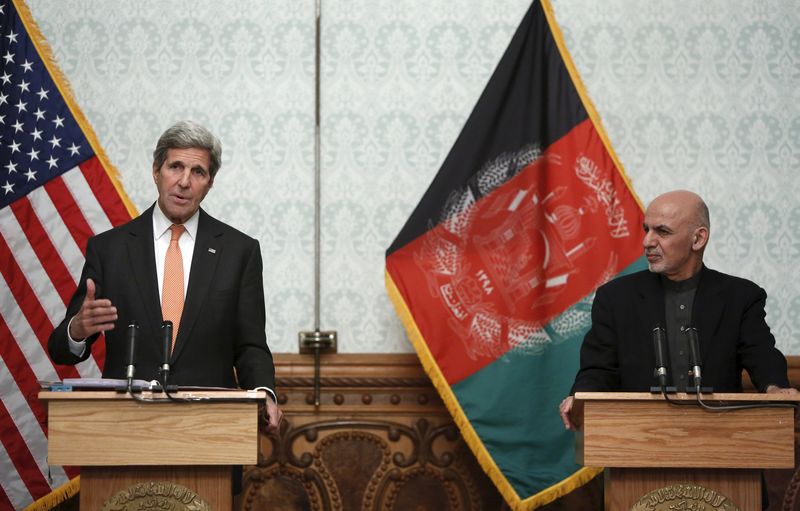 © Reuters. U.S. Secretary of State John Kerry and Afghanistan's President Ashraf Ghani deliver remarks to reporters at Dilkusha Palaceâ€Ž in Kabul