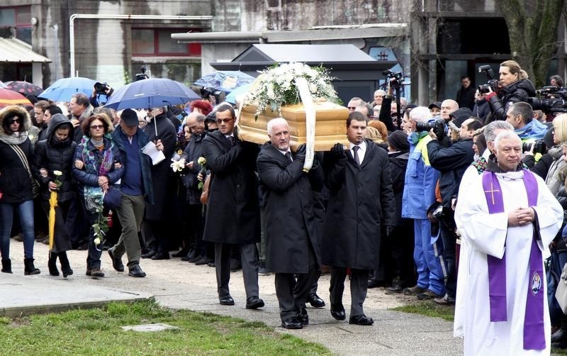 © Reuters. The coffin of Italian student Giulio Regeni is carried during his funeral in Fiumicello, Italy