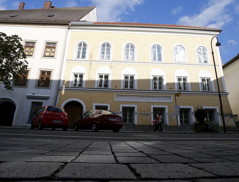 © Reuters. A file photo shows the house in which Adolf Hitler was born in Braunau am Inn