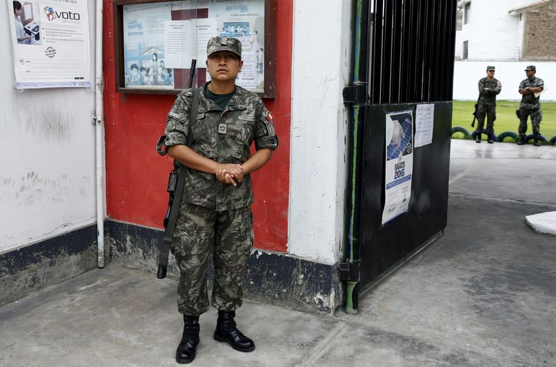 © Reuters. مقتل شخصين في هجوم يعتقد أنه لمتمردين يساريين عشية انتخابات بيرو