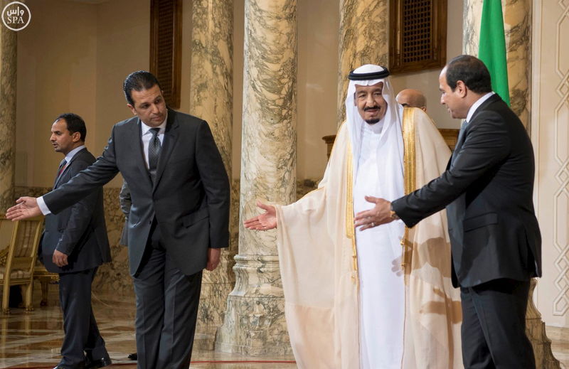 © Reuters. Egypt's President Abdel Fattah al-Sisi welcomes Saudi Arabia's King Salman in Cairo