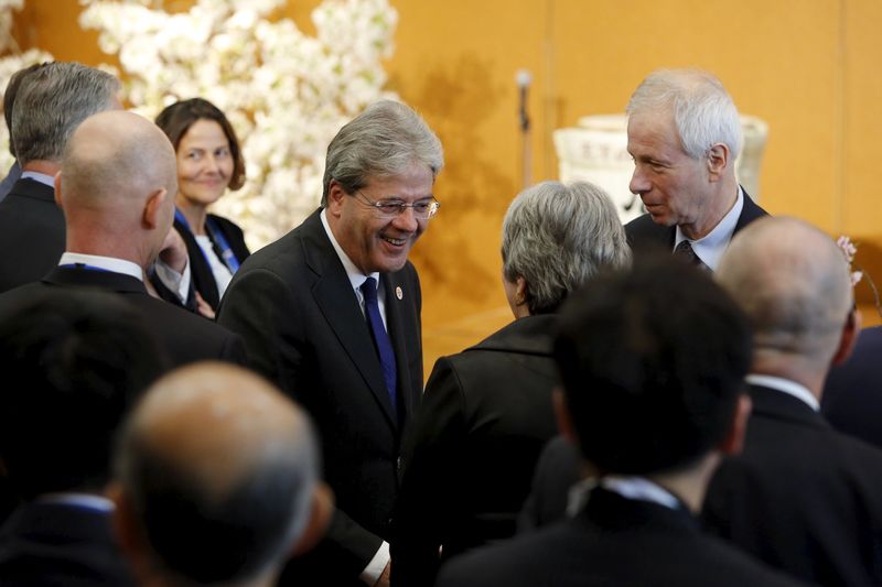 © Reuters. Gentiloni and Dion arrive for an opening ceremony at the G7 foreign minister meetings in Hiroshima, Japan