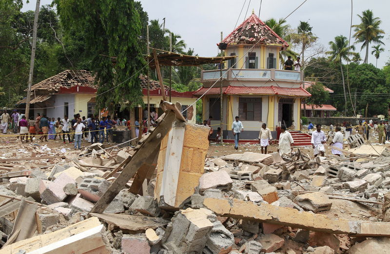 © Reuters. Alrededor de 100 muertos en un incendio en un templo en India 